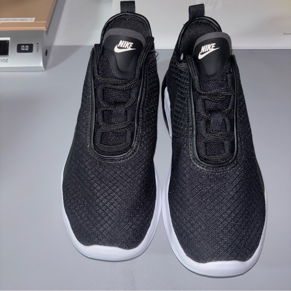Nike Air Max Motion 2 Black White Womens Athletic Shoes Size 5